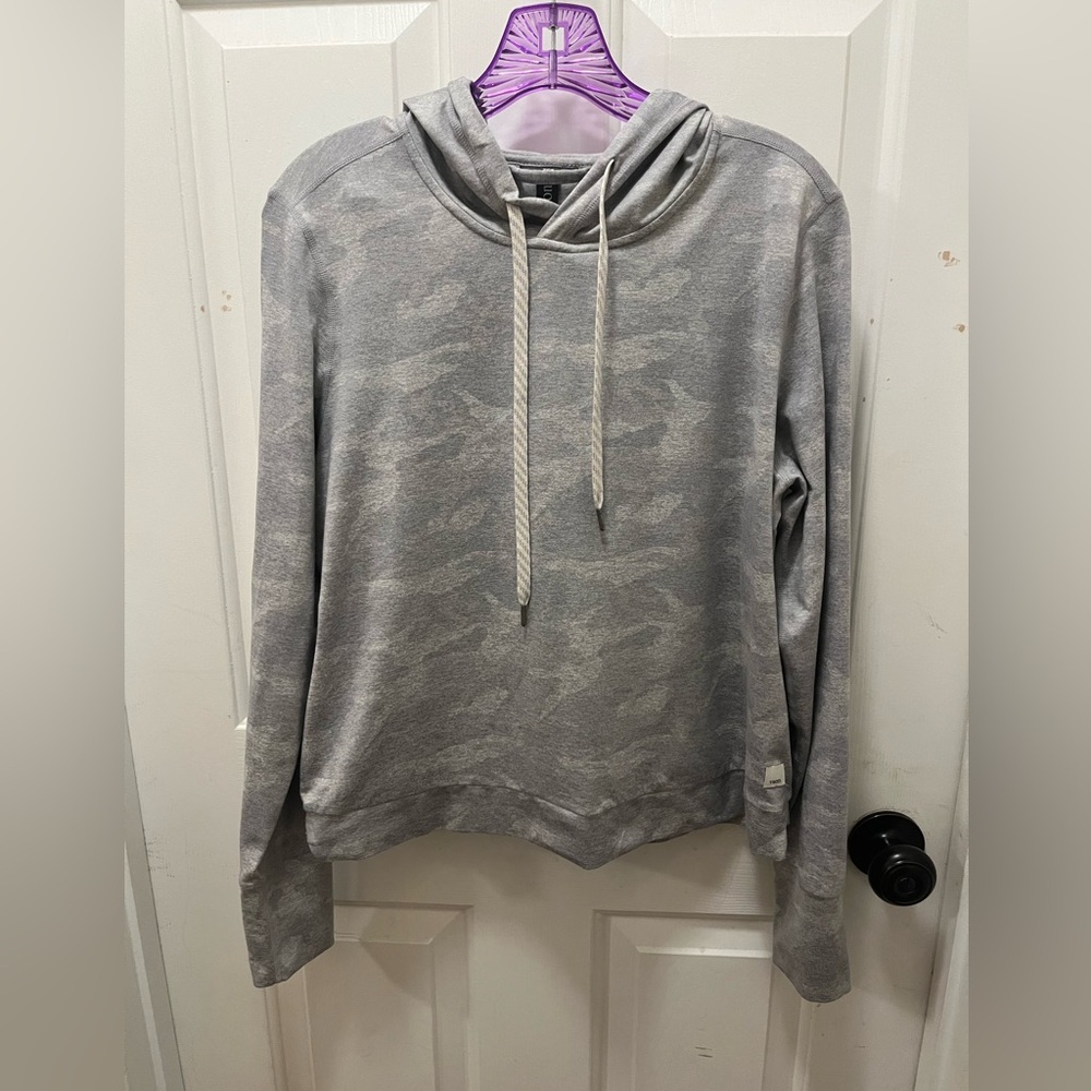 💕 LIKE NEW Vuori Women's Halo Essential Hoodie in Pale Heather Camo - Sz Medium